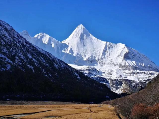 稻城亚丁主要景点介绍（稻城亚丁人间天堂不去后悔）