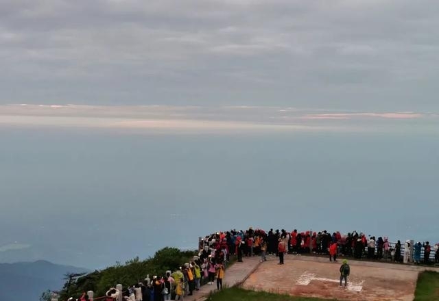 现在的峨眉山景色如何（最火的峨眉山夏日玩法）