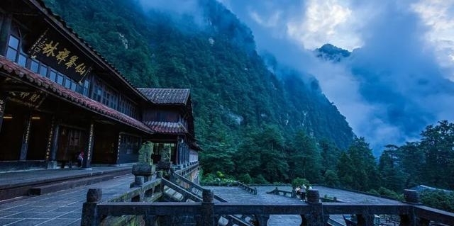 现在的峨眉山景色如何（最火的峨眉山夏日玩法）