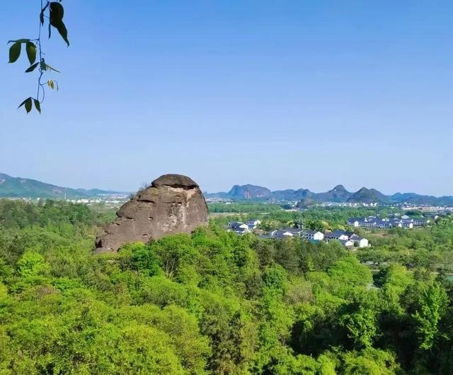 江西龙虎山风景区（龙虎山镇因龙虎山而得名）