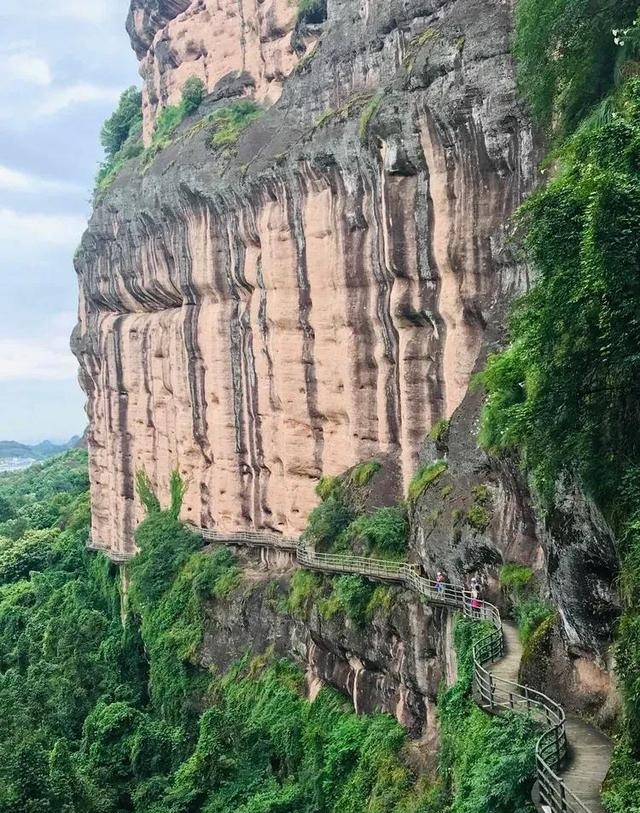 江西龙虎山风景区（龙虎山镇因龙虎山而得名）