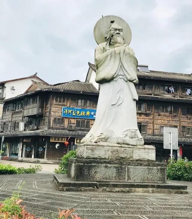 江西龙虎山风景区（龙虎山镇因龙虎山而得名）