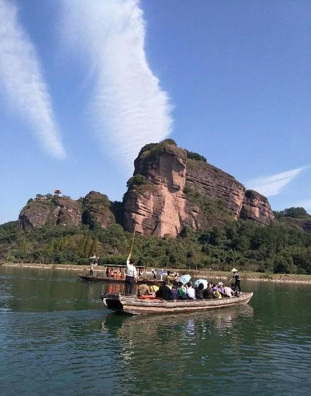 江西龙虎山风景区（龙虎山镇因龙虎山而得名）