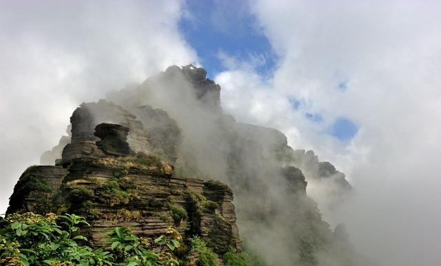 梵净山自驾游攻略大全（梵净山实用攻略景区绝壁对峙）