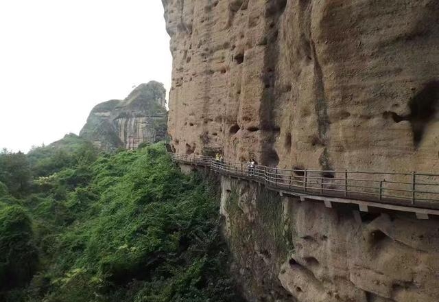 龙虎山最高峰是什么（江西龙虎山悬崖上的栈道）