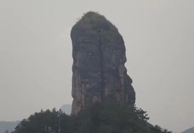 龙虎山最高峰是什么（江西龙虎山悬崖上的栈道）