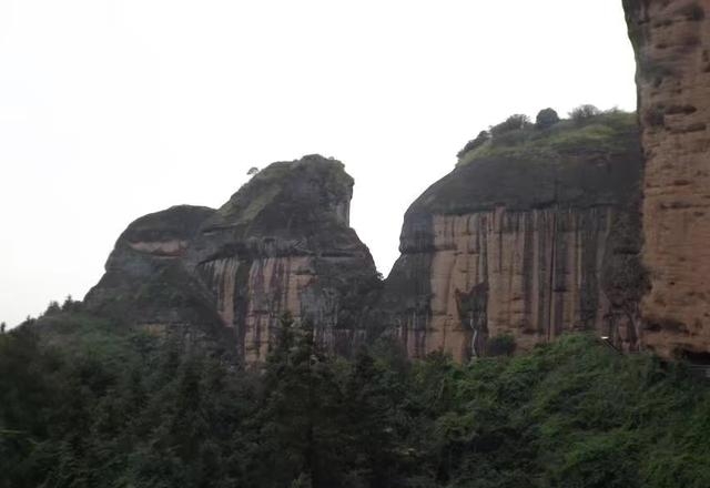 龙虎山最高峰是什么（江西龙虎山悬崖上的栈道）