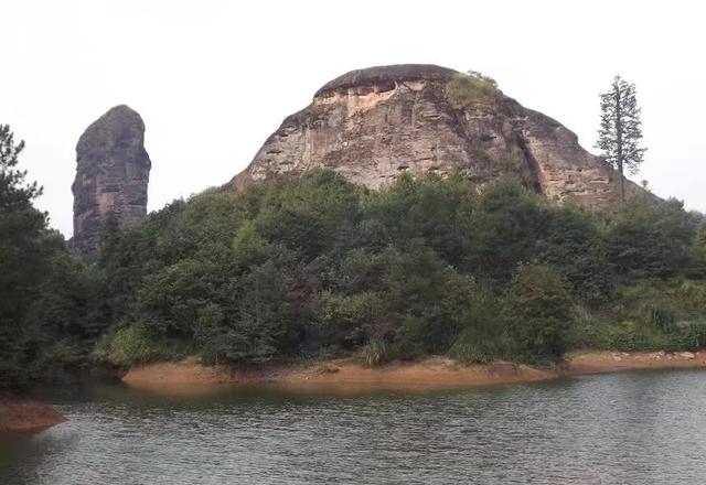 龙虎山最高峰是什么（江西龙虎山悬崖上的栈道）