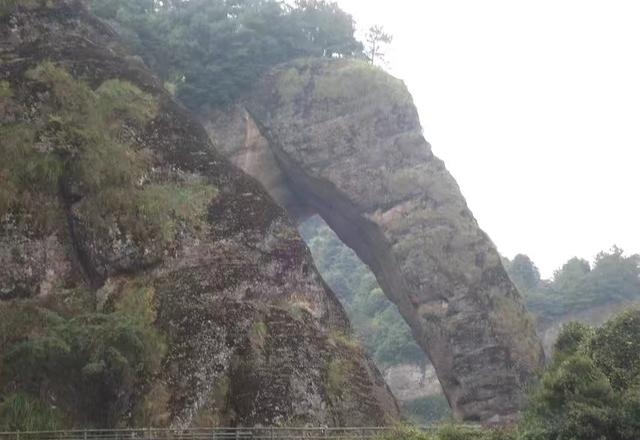 龙虎山最高峰是什么（江西龙虎山悬崖上的栈道）