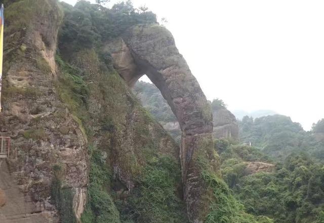 龙虎山最高峰是什么（江西龙虎山悬崖上的栈道）