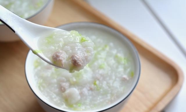 电饭煲怎么用来煮粥方法介绍（巧用电饭煲做营养早餐粥）