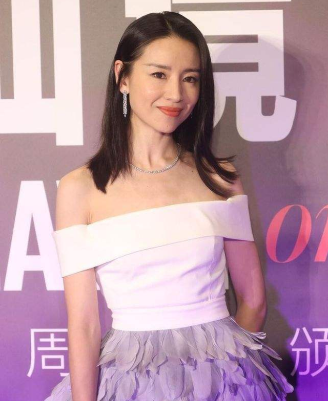 董洁离婚了吗现在(董洁离婚后带儿子艰难生活)