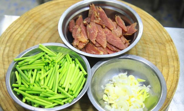 腊肉怎么烹饪才不硬(饭店炒的腊肉为什么好吃)