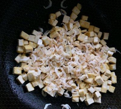 虾皮怎么做好吃又补钙（补钙又好吃的虾皮炒豆腐)