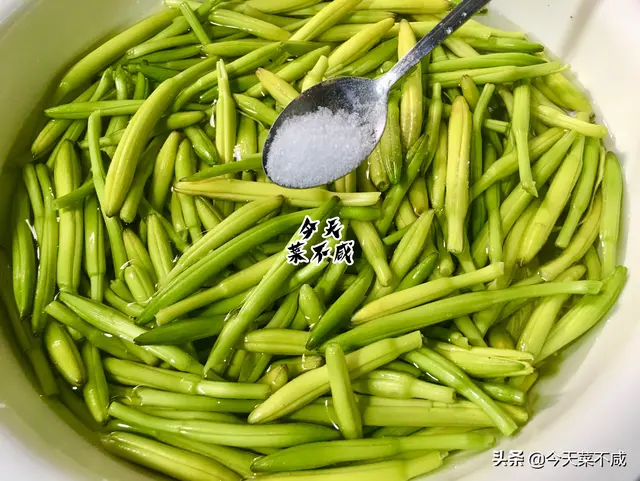 新鲜的黄花菜怎么处理才能吃 夏天吃鲜黄花菜这样处理