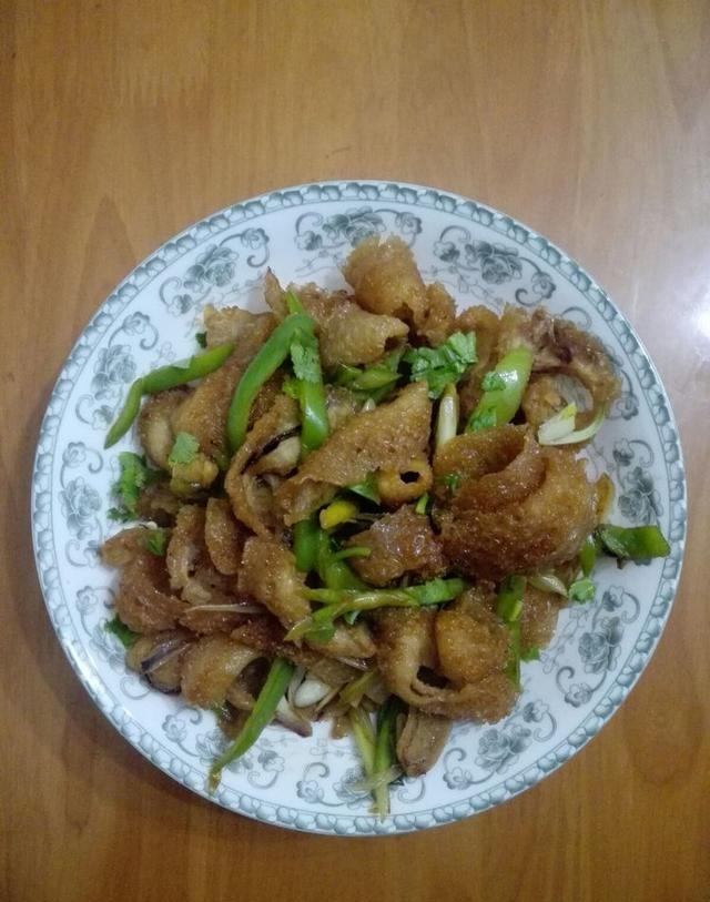 肉皮油炸的具体方法(教你在家制作炸猪皮)