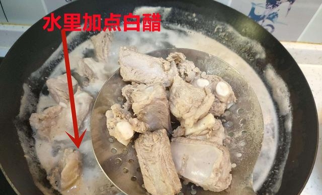 炖排骨需要什么材料(炖排骨用料太多难怪不好吃)