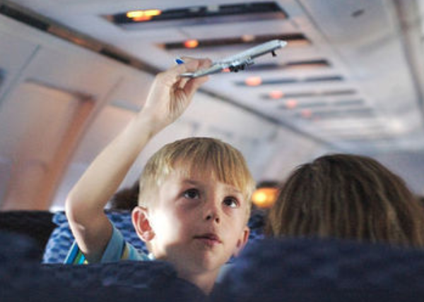1岁的孩子可以坐飞机吗(婴儿几个月开始可以坐飞机)