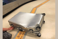 坐飞机托运行李箱轮子掉了能修吗多少钱(坐飞机行李托运时,行李箱摔坏了怎么办)