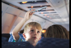 带小孩坐飞机买票吗多少钱(1岁小朋友坐飞机要买票吗多少钱)