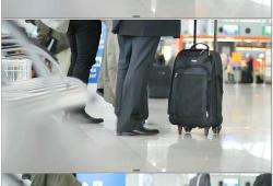 机场被人拿出行李箱的解决办法是什么(行李箱锁扣卡住了打不开怎么办)
